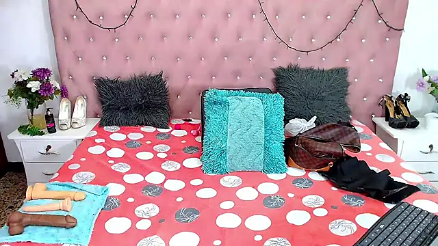 CharlotteWilliams online show from February 22, 2025, 2:30 pm