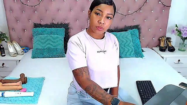 CharlotteWilliams online show from February 7, 2025, 4:48 am