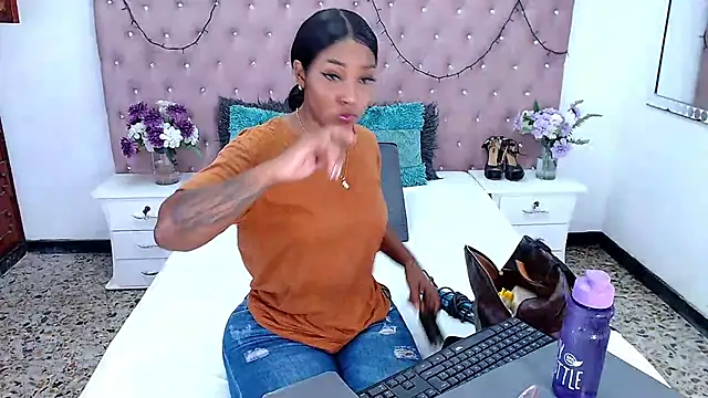 CharlotteWilliams online show from January 28, 2025, 3:25 am