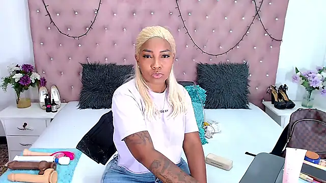 CharlotteWilliams online show from March 11, 2025, 8:09 pm