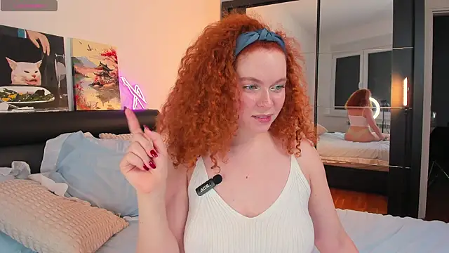 Snapshot of YammyPie chatting on October 15, 2025, 3:53 pm YammyPie online show from October 15, 2025, 3:53 pm