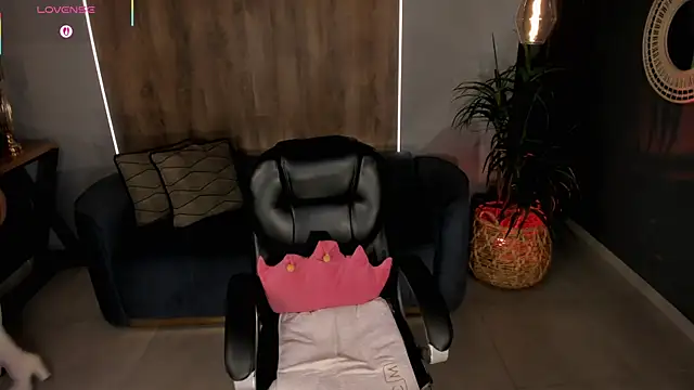 DannieSmith1 online show from April 8, 2026, 11:17 pm