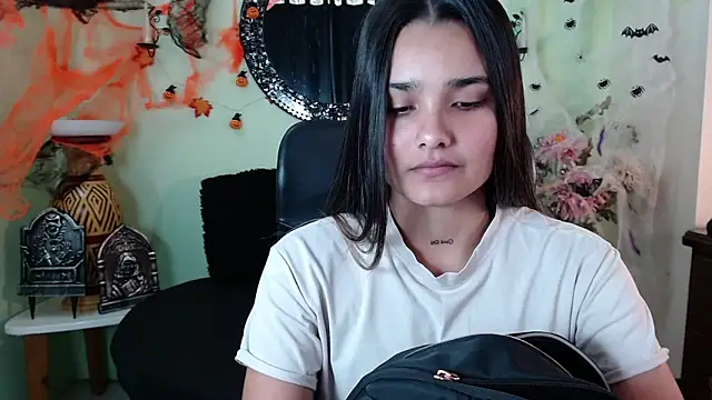 Snapshot of DestinyHills chatting on October 8, 2025, 12:07 pm DestinyHills online show from October 8, 2025, 12:07 pm