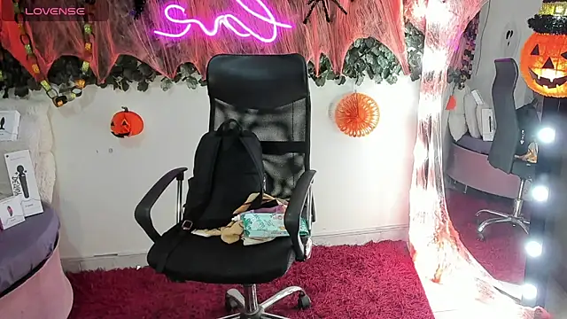 Snapshot of DestinyHills chatting on October 20, 2025, 12:06 pm DestinyHills online show from October 20, 2025, 12:06 pm