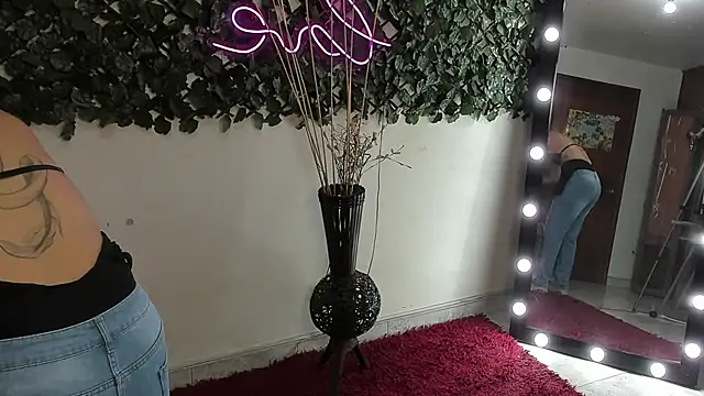 Snapshot of DestinyHills chatting on September 26, 2025, 12:01 pm DestinyHills online show from September 26, 2025, 12:01 pm