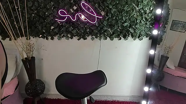 Snapshot of DestinyHills chatting on September 25, 2025, 12:11 pm DestinyHills online show from September 25, 2025, 12:11 pm