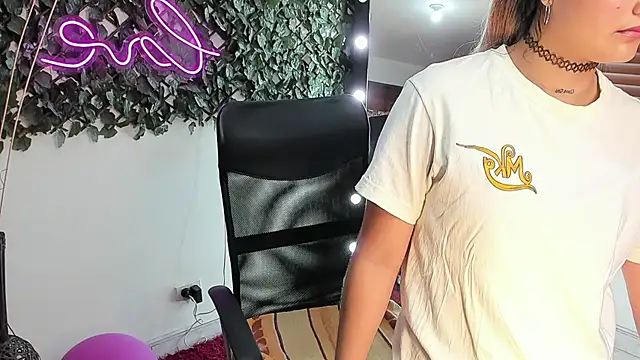 Snapshot of DestinyHills chatting on September 18, 2025, 12:08 pm DestinyHills online show from September 18, 2025, 12:08 pm