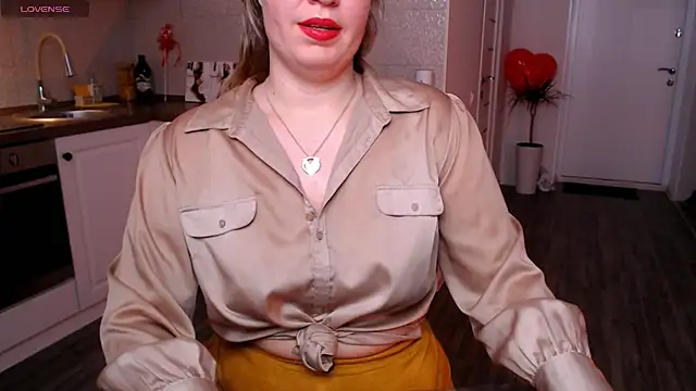 Snapshot of HotTiffani chatting on February 22, 2025, 9:34 am HotTiffani online show from February 22, 2025, 9:34 am