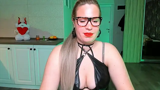 HotTiffani online show from November 10, 2025, 10:42 am