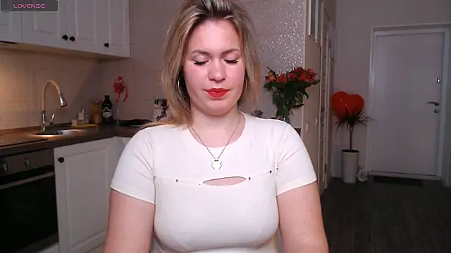 Snapshot of HotTiffani chatting on March 5, 2025, 9:16 am HotTiffani online show from March 5, 2025, 9:16 am