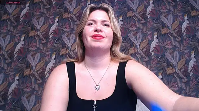 Snapshot of HotTiffani chatting on March 7, 2025, 11:18 am HotTiffani online show from March 7, 2025, 11:18 am