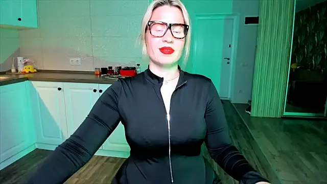 Snapshot of HotTiffani chatting on September 27, 2025, 4:13 pm HotTiffani online show from September 27, 2025, 4:13 pm