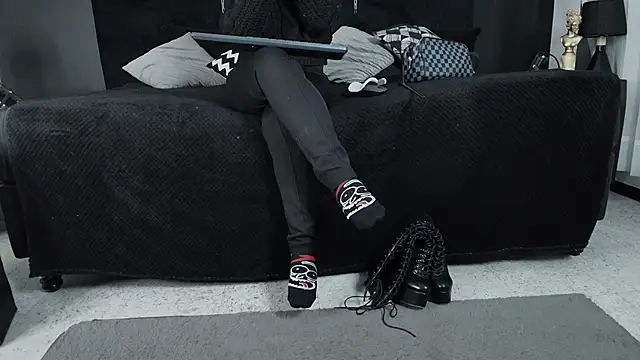  Jade 16 online show from October 18, 2025, 11:45 am