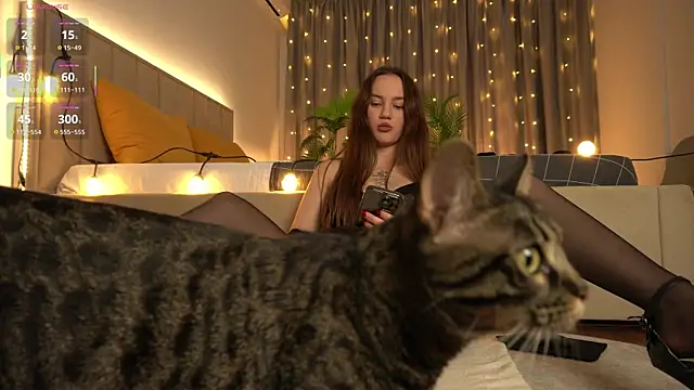 juli hox online show from October 23, 2025, 7:40 am