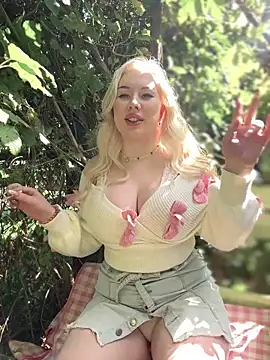 Snapshot of LaraHollywood chatting on September 18, 2025, 6:27 am LaraHollywood online show from September 18, 2025, 6:27 am