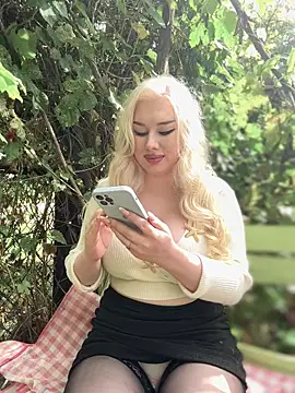 Snapshot of LaraHollywood chatting on September 21, 2025, 6:18 am LaraHollywood online show from September 21, 2025, 6:18 am