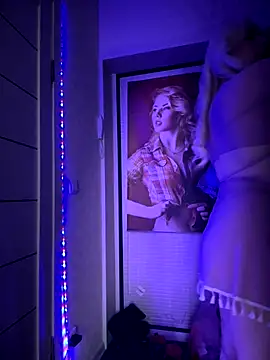 LaraHollywood online show from November 25, 2025, 6:14 am