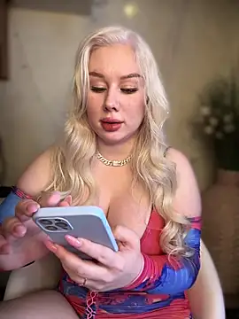 Snapshot of LaraHollywood chatting on October 4, 2025, 6:15 am LaraHollywood online show from October 4, 2025, 6:15 am