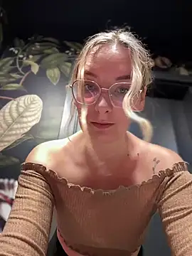 Snapshot of The_Snowwhitee chatting on January 3, 2025, 7:07 pm The Snowwhitee online show from January 3, 2025, 7:07 pm