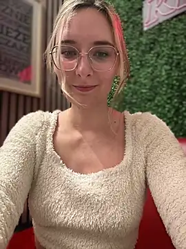 Snapshot of The_Snowwhitee chatting on February 9, 2025, 6:58 pm The Snowwhitee online show from February 9, 2025, 6:58 pm