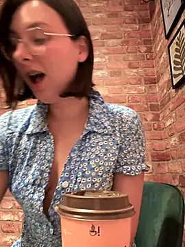 The Snowwhitee online show from September 25, 2025, 7:09 pm