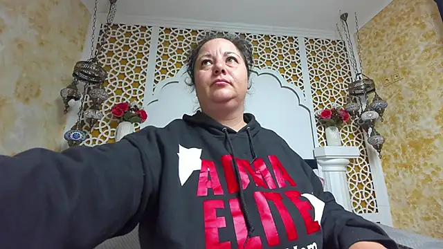 Snapshot of AleshaArabian chatting on October 13, 2025, 2:24 am AleshaArabian online show from October 13, 2025, 2:24 am