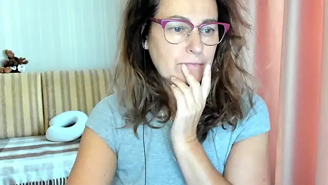 Snapshot of lauraoven chatting on October 19, 2025, 12:52 pm lauraoven online show from October 19, 2025, 12:52 pm