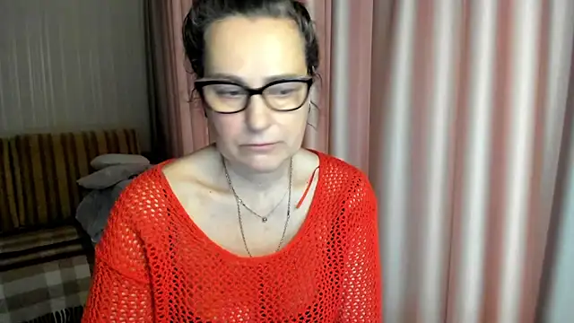 Snapshot of lauraoven chatting on February 17, 2026, 8:55 am lauraoven online show from February 17, 2026, 8:55 am