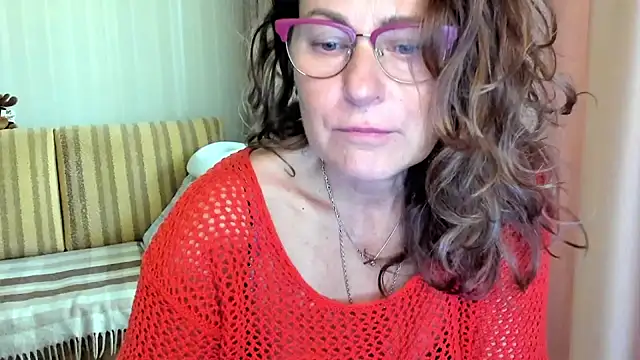 Snapshot of lauraoven chatting on October 8, 2025, 6:59 am lauraoven online show from October 8, 2025, 6:59 am