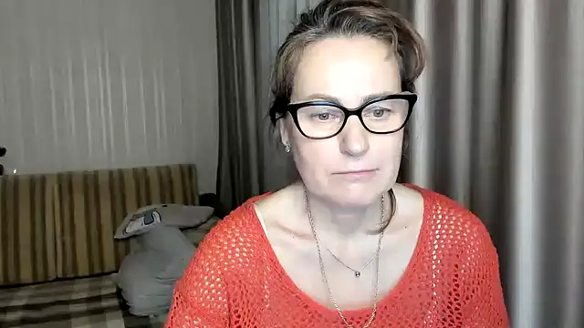 lauraoven online show from February 10, 2025, 5:30 pm