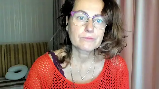 Snapshot of lauraoven chatting on October 15, 2025, 6:54 am lauraoven online show from October 15, 2025, 6:54 am