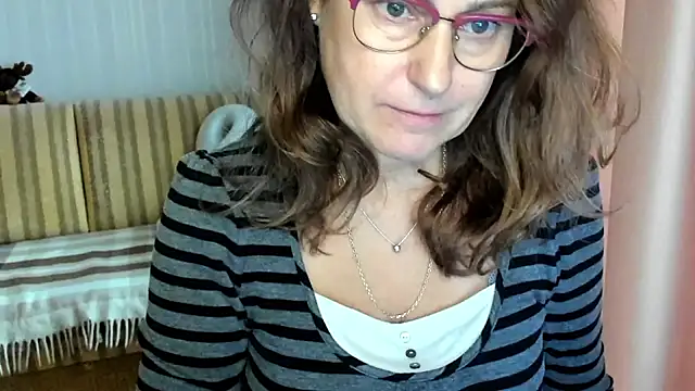 Snapshot of lauraoven chatting on October 23, 2025, 8:57 am lauraoven online show from October 23, 2025, 8:57 am