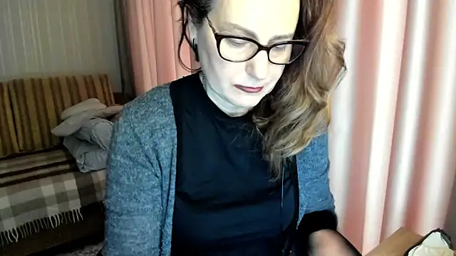 Snapshot of lauraoven chatting on February 19, 2026, 7:49 am lauraoven online show from February 19, 2026, 7:49 am