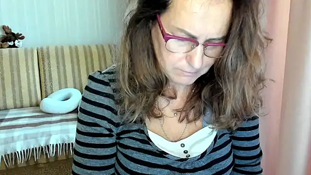 Snapshot of lauraoven chatting on October 17, 2025, 7:11 am lauraoven online show from October 17, 2025, 7:11 am