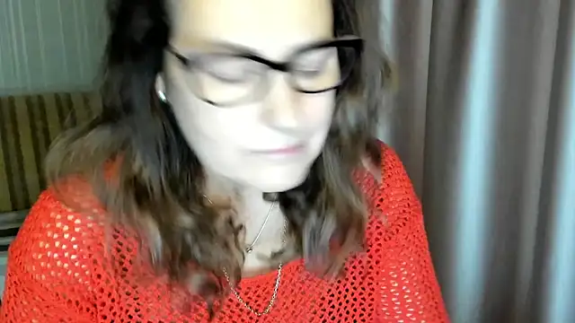 Snapshot of lauraoven chatting on November 1, 2025, 7:57 am lauraoven online show from November 1, 2025, 7:57 am