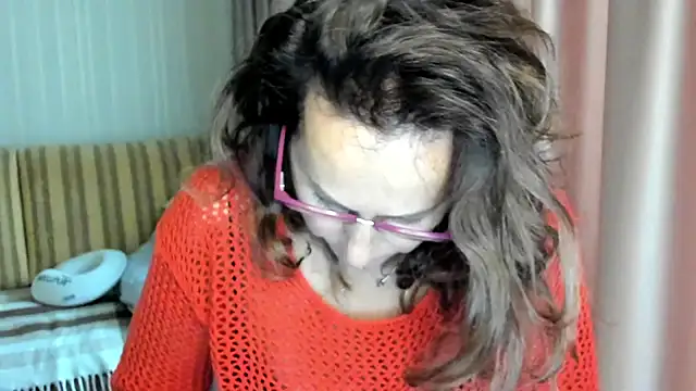 Snapshot of lauraoven chatting on October 13, 2025, 9:22 am lauraoven online show from October 13, 2025, 9:22 am