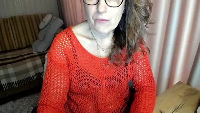 Snapshot of lauraoven chatting on February 11, 2026, 8:25 am lauraoven online show from February 11, 2026, 8:25 am