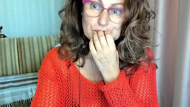 Snapshot of lauraoven chatting on October 7, 2025, 10:16 am lauraoven online show from October 7, 2025, 10:16 am