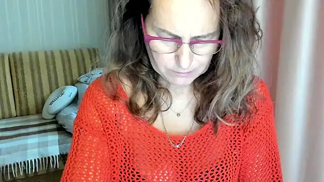 Snapshot of lauraoven chatting on October 14, 2025, 8:15 am lauraoven online show from October 14, 2025, 8:15 am