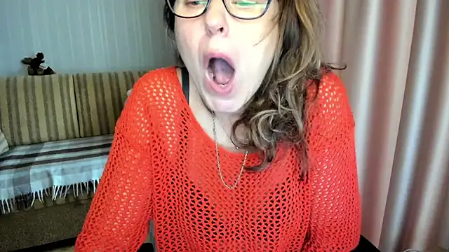 Snapshot of lauraoven chatting on November 11, 2025, 7:36 am lauraoven online show from November 11, 2025, 7:36 am