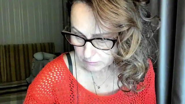 Snapshot of lauraoven chatting on November 10, 2025, 5:07 pm lauraoven online show from November 10, 2025, 5:07 pm