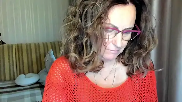 Snapshot of lauraoven chatting on October 6, 2025, 1:34 pm lauraoven online show from October 6, 2025, 1:34 pm