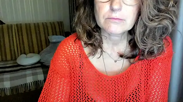 Snapshot of lauraoven chatting on October 5, 2025, 2:30 pm lauraoven online show from October 5, 2025, 2:30 pm