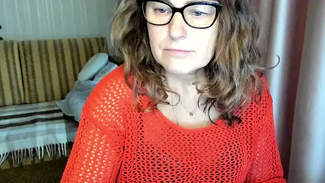 Snapshot of lauraoven chatting on October 31, 2025, 8:00 am lauraoven online show from October 31, 2025, 8:00 am