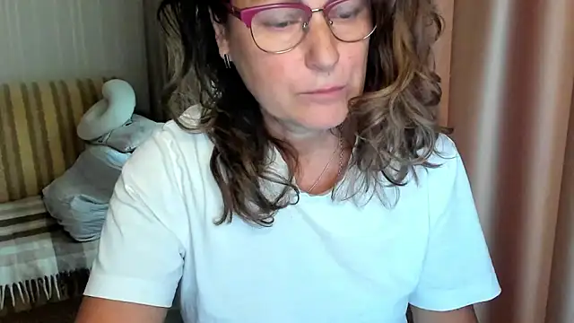 Snapshot of lauraoven chatting on October 10, 2025, 7:42 am lauraoven online show from October 10, 2025, 7:42 am