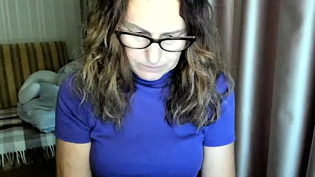 Snapshot of lauraoven chatting on November 7, 2025, 11:37 am lauraoven online show from November 7, 2025, 11:37 am