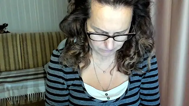 Snapshot of lauraoven chatting on October 24, 2025, 7:29 am lauraoven online show from October 24, 2025, 7:29 am