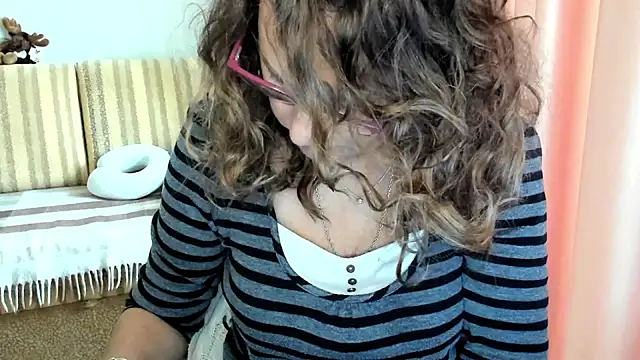 Snapshot of lauraoven chatting on October 20, 2025, 6:59 am lauraoven online show from October 20, 2025, 6:59 am