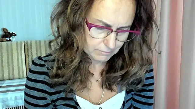 Snapshot of lauraoven chatting on October 21, 2025, 10:25 am lauraoven online show from October 21, 2025, 10:25 am