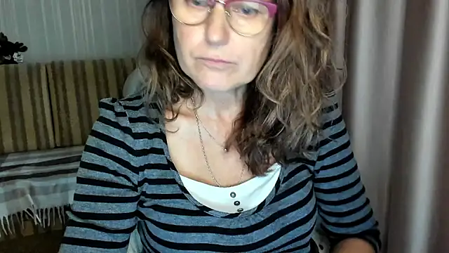 Snapshot of lauraoven chatting on October 22, 2025, 1:43 pm lauraoven online show from October 22, 2025, 1:43 pm